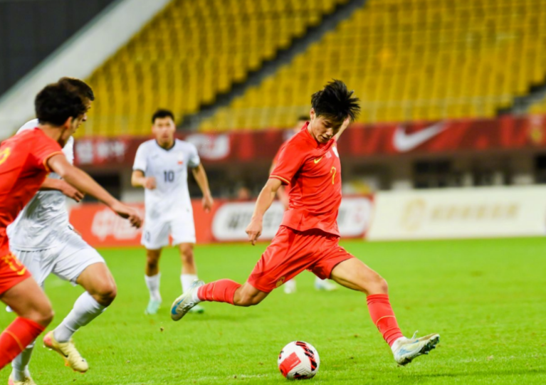 开云-0-2！中国男足力不从心，难挡苦主进军亚洲杯4强，后防神奇不再